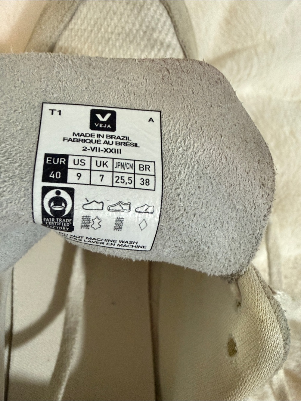 Veja Cream & Navy V-10 Style Low-Top Sneakers - Picture 2 of 2